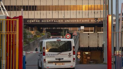 L'une des entrées de l'hôpital Bichat, au nord de Paris. (HUGO PASSARELLO LUNA / HANS LUCAS)