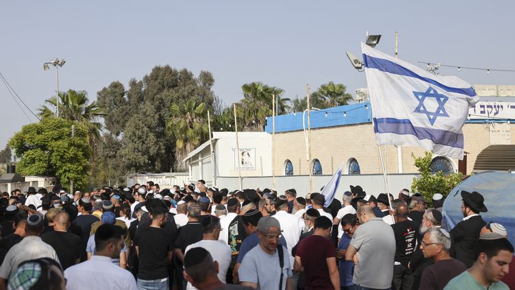 Mourners attend the funeral of one of the victims of the shooting on the Tunisian island of Djerba, in the southern Israeli town of Netivot, on May 12, 2023. (AHMAD GHARABLI / AFP)