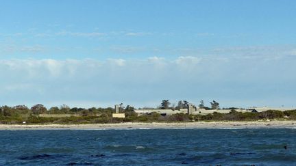 le point le plus haut y culmine à 30 mètres. La prison, devenue Monument national en 1996 et musée l’année suivante, est visible de l’océan (Atlantique).  (FTV - Laurent Ribadeau Dumas)