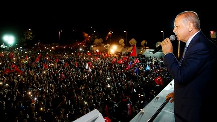 Recep Tayyip Erdogan s'adresse à la foule depuis sa résidence à Istanbul (Turquie), le 24 juin 2018. (CEM OKSUZ / ANADOLU AGENCY / AFP)