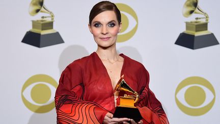 La compositrice islandaise&nbsp;Hildur Guðnadóttir aux Grammy Awards à Los Angeles avec son prix de Meilleure bande originale pour un média visuel, le 26 janvier 2020. (FREDERIC J. BROWN / AFP)