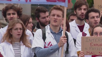 Santé : les internes de médecines contre la mesure visant à les envoyer dans les déserts médicaux (FRANCE 2)