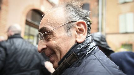 Le candidat d'extrême droite Eric Zemmour a été visé par un œuf à son arrivée dans le Tarn-et-Garonne, le 12 mars 2022. (VALENTINE CHAPUIS / AFP)