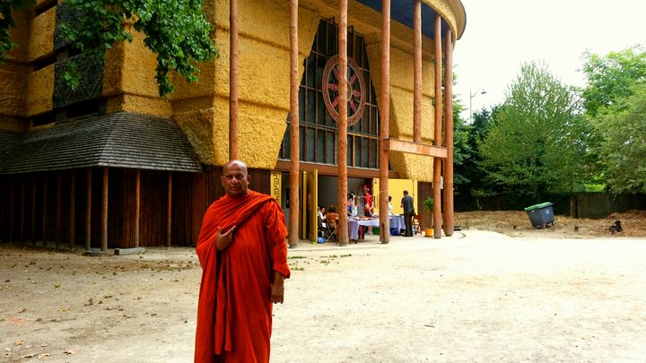 Le Vénérable Chandaratana devant la grande pagode, dans le 12e arrondissement de Paris&nbsp; (RADIO FRANCE / BENJAMIN ILLY)