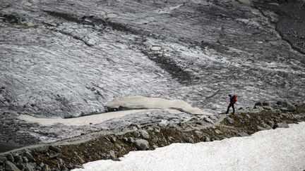 Un homme marche sur la Mer de glace près du refuge du Couvercle à&nbsp;Chamonix&nbsp;(Haute-Savoie) le 18 juin 2019. (MARCO BERTORELLO / AFP)