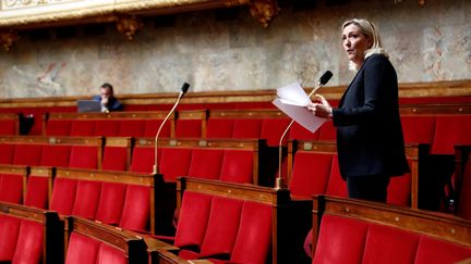 Marine Le Pen (RN) s'exprime lors d'un débat à l'Assemblée nationale, le 17 avril 2020, à Paris. (THOMAS COEX / AFP)