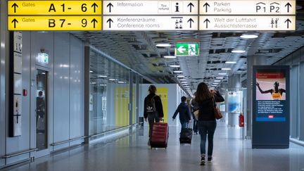 Des voyageurs à l'aéroport de Hanovre (Allemagne), le 9 octobre 2020.&nbsp; (PETER STEFFEN / DPA)