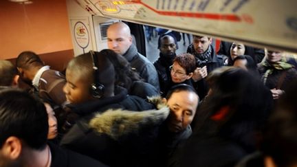 Dans une rame du RER B le 9 novembre 2009... (AFP - Fred Dufour)