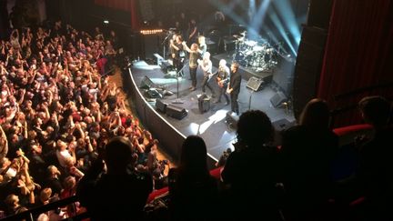 Sting et son équipe à la fin du concert, au Bataclan, le 12 novembre 2016 (RADIO FRANCE / JULES DE KISS)