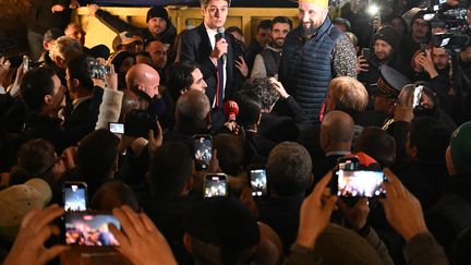 Gabriel Attal addresses agiculturists on the Carbonne dam on the A64, in Haute-Garonne, January 26, 2024. (MIGUEL MEDINA / AFP)