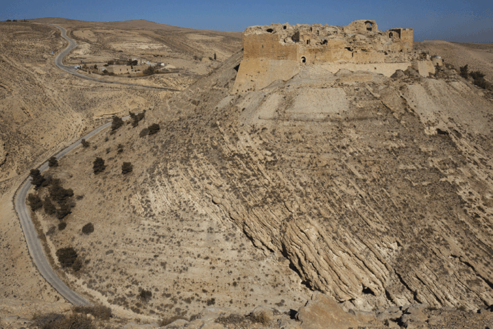 Plusieurs forts croisés ponctuent le parcours, telle la citadelle de Shobak. (SERGE SIBERT / GEO)