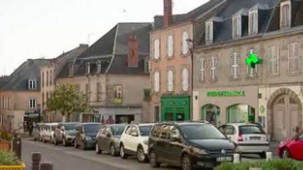 À partir de samedi 3 avril, le confinement que connaissaient déjà 19 départements est étendu à l’ensemble du territoire. Reportage dans le département de la Creuse, plutôt épargné par la troisième vague de l’épidémie.&nbsp; (France 2)