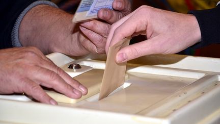 Vote dans un bureau de Marseille au premier tour des d&eacute;partementales, le 22 mars 2015. (GERARD BOTTINO / CITIZENSIDE.COM)