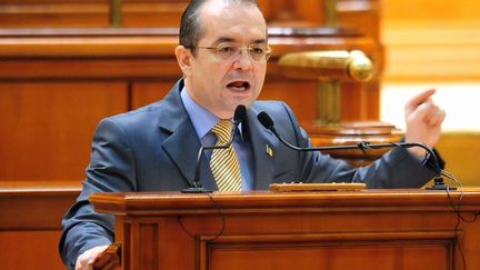 Le Premier ministre roumain Emil Boc devant le Parlement &agrave; Bucarest (Roumanie) le 15 juin 2010. (DANIEL MIHAILESCU / AFP)