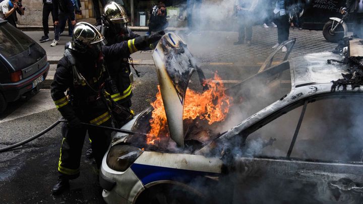 &nbsp; (Voiture de police incendiée le 18 mai 2016 à Paris © GettyImages)