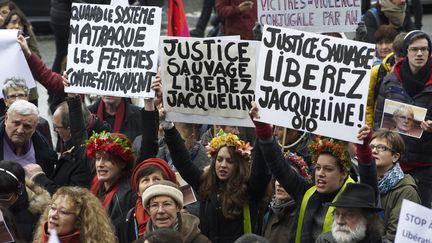 Des manifestants demandent la&nbsp;libération de Jacqueline Sauvage, place de la Bastille, à Paris, le 23 janvier 2016. (PATRICE PIERROT / CITIZENSIDE.COM)