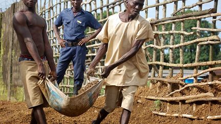 Les tâches, aussi dures soient-elles, permettent aux détenus d'échapper à une promiscuité intolérable dans des locaux vétustes et puant l'urine et les excréments. La prison en pierre de Kenema (sud-est), troisième plus grande ville du pays, par exemple, a été construite en 1826 sous la domination coloniale britannique. Depuis, les lieux n'ont guère été réaménagés.

	  (SAIDU BAH / AFP)