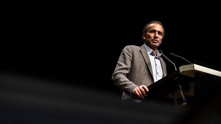 Le théologien suisse Tariq Ramadan lors d'une conférence à Bordeaux, le 26 mars 2016. (UGO AMEZ / SIPA)