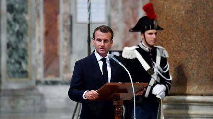 Le président français Emmanuel Macron prononce son discours à la basilique Saint-Jean-de-Latran, à Rome, le 26 juin 2018, lors de la cérémonie où il a été nommé premier et seul chanoine honoraire.  (Alberto PIZZOLI/AFP)