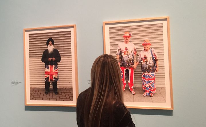 Une visiteuse à l'exposition "Only Human" de Martin Parr à la National Portrait Gallery de Londres, le 31 mars 2019. (Laure Narlian / Franceinfo)