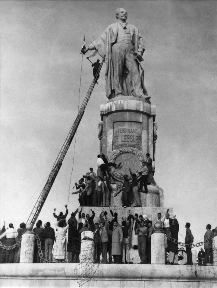 Photo du 30 décembre 1956&nbsp;montrant un Egyptien tentant d'atteindre un drapeau français sur la statue de Lesseps en Egypte. (AFP)