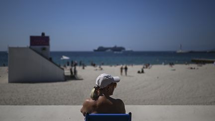 Une femme prend le soleil à Cannes, le 17 mai 2022. Photo d'illustration. (PATRICIA DE MELO MOREIRA / AFP)