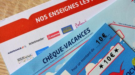 Par le biais de leur comité d'entreprise, cinq millions de salariés bénéficient de chèques-vacances. (ROMAIN DOUCELIN / HANS LUCAS / AFP)