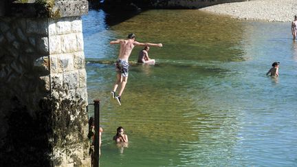 Des jeunes sautent d'un pont (illustration). (PHILIPPE TRIAS / MAXPPP)