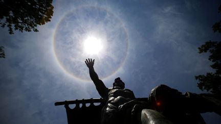 DECEMBRE. Un halo solaire, le 18 décembre 2017 à Santiago du Chili. (IVAN ALVARADO / REUTERS)