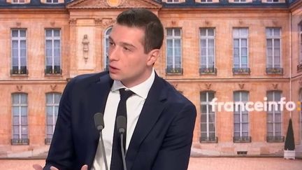 Le président du Rassemblement national, Jordan Bardella, le 19 avril 2022 sur franceinfo. (FRANCEINFO / RADIO FRANCE)