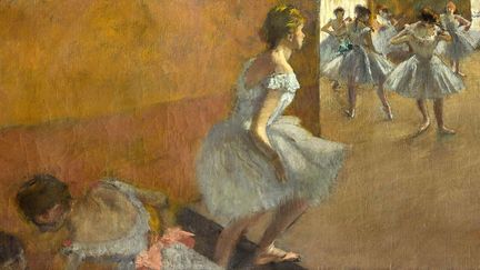 Le Musée d'Orsay rend hommage à Edgar Degas autour d'un texte de son ami Paul Valéry : une jolie exposition où des extraits du livre de l'écrivain, "Degas Danse Dessin" dialoguent avec des dessins, peintures, sculptures (notamment la fameuse "Petite danseuse") et photographies de l'artiste, sur le thème de la danse bien sûr et aussi des chevaux, du nu ou des figures populaires (jusqu'au 28 février 2018) . Ici, Edgar Degas, "Danseuses montant un escalier", entre 1886 et 1890, Paris, musée d'Orsay, RF 1979
 (Photo © RMN-Grand Palais (Musée d&#039;Orsay) / Stéphane Maréchalle)