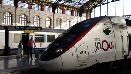 Un TGV en gare de Marseille Saint-Charles. (VALERIE VREL / MAXPPP)