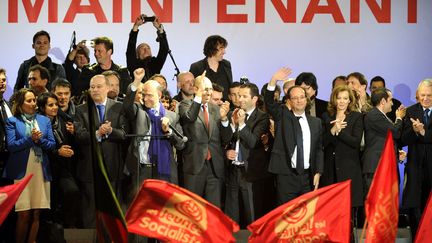 Fran&ccedil;ois Hollande salut la foule place de la Bastille, entour&eacute; de son &eacute;quipe de campagne et des t&eacute;nors du Parti socialiste &agrave; Paris. (FRANCK FIFE / AFP)