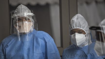 Personnel médical&nbsp;à l’hôpital de campagne Nasrec de Soweto, le 25 janvier 2021. (MICHELE SPATARI / AFP)