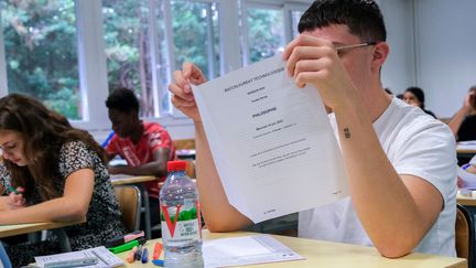 Un lycéen consulte les sujets de philosophie du bac 2022, le 15 juin 2022, à Valence (Drôme). (NICOLAS GUYONNET / HANS LUCAS / AFP)