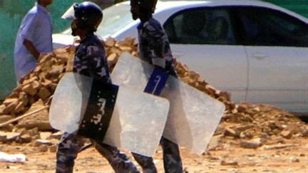 Des membres des forces de l'ordre soudanaises dans Khartoum, après une manifestation d'étudiants, le 30 janvier 2011 (AFP/STR)