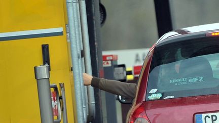 Un&nbsp;automobiliste à un péage dans la région lyonnaise, le 27 janvier 2016. (Photo d'illustration) (MAXPPP)