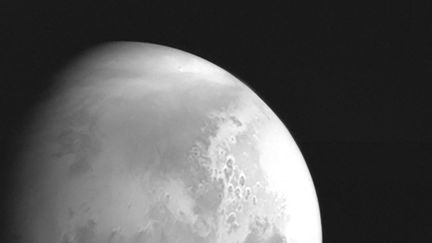 La première image de Mars capturée par la sonde chinoise Tianwen-1, et diffusée par l'agence spatiale chinoise le 5 février 2021. (CHINA NATIONAL SPACE ADMINISTRATION / AFP)