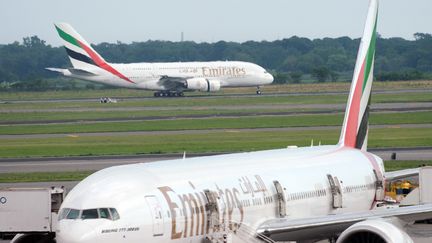 Un avion de la compagnie&nbsp;Emirates à l'aéroport de JFK à New York,&nbsp;en août 2008 (photo d'illustration). (STAN HONDA / AFP)