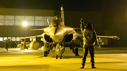 Un Rafale pr&ecirc;t &agrave; d&eacute;coller pour le Mali, sur la base militaire de Saint-Dizier (Haute-Marne), le 13 janvier 2013. (LAURE-ANNE MAUCORPS / AP / SIPA )