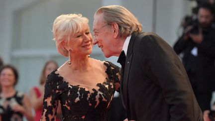 Les acteurs Helen Mirren et Donald Sutherland sur le tapis rouge de la 74e Mostra de Venise.
