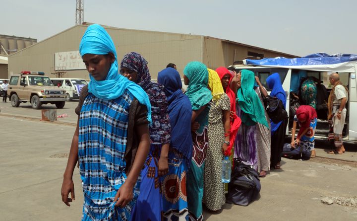 Dans le port yéménite de Hodeida, le 2 juin 2018, des migrants éthiopiens attendent d'embarquer sur un bateau qui les conduira à Djibouti, étape sur le retour au pays. (ABDO HYDER / AFP)