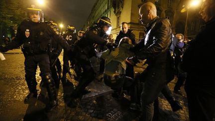 Interpellation d'un manifestant hostile au mariage homosexuel &agrave; Paris le 19 avril 2013.&nbsp; (KENZO TRIBOUILLARD / AFP)