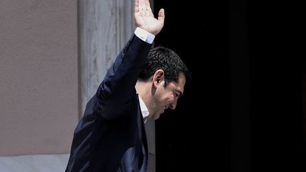 Alexis Tsipras sur le perron de la villa Maximos, la r&eacute;sidence officielle du Premier ministre grec, le 23 juin 2015 &agrave; Ath&egrave;nes (Gr&egrave;ce). (NICK PALEOLOGOS / AFP)