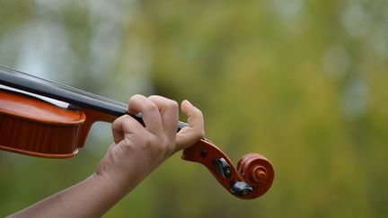 Une fillette joue du violon à Ankara (Turquie), le 18 juin 2017. (ALTAN GOCHER / AFP)