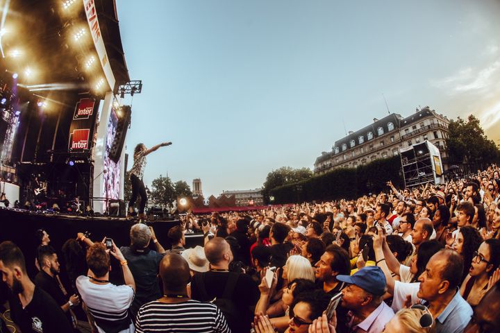 Julien Doré tend le micro au public du Fnac Live 2017.
 (Sarah Bastin)