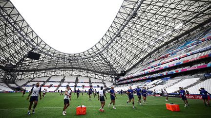 L'équipe de France de rugby s'entraîne au stade Vélodrome à Marseille, le 20 septembre 2023, à la veille de son troisième match de Coupe du monde face à la Namibie. (ANNE-CHRISTINE POUJOULAT / AFP)