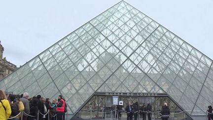 Pour éviter la propagation du Covid-19, le gouvernement interdit désormais tous les rassemblements de plus de 5 000 personnes. Le semi-marathon de Paris prévu dimanche 1er mars a été annulé. (FRANCE 2)