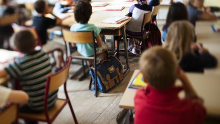 Des &eacute;l&egrave;ves dans une &eacute;cole primaire de Paris, le 4 septembre 2012. (FRED DUFOUR / AFP)