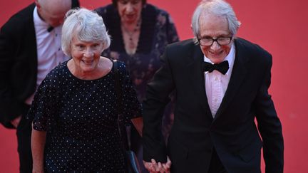 C'est main dans la main que Ken Loach et sa femme Lesley Ashton ont grimpé les 24 marches du Palais des Festivals. Ils ont été accueuillis par Thierry Frémaux et Iris Knobloch, présidente du Festival, pour la dernière soirée de compétition. (ANTONIN THUILLIER / AFP)